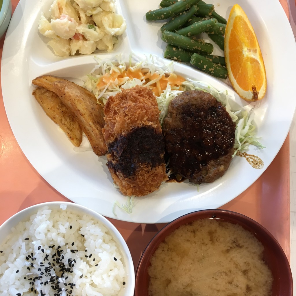 ユーザーが投稿した甘エビクリームコロッケ&ハンバーグ定食の写真 - 実際訪問したユーザーが直接撮影して投稿した鑓水定食屋イイオ食堂の写真