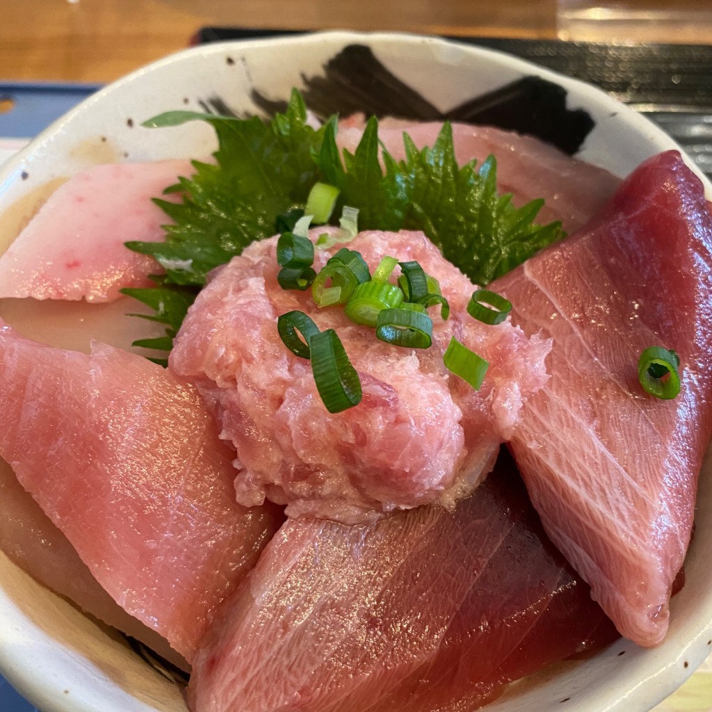 ユーザーが投稿したまぐろ3色丼(上)の写真 - 実際訪問したユーザーが直接撮影して投稿した女川浜丼ものまぐろ屋 明神丸の写真