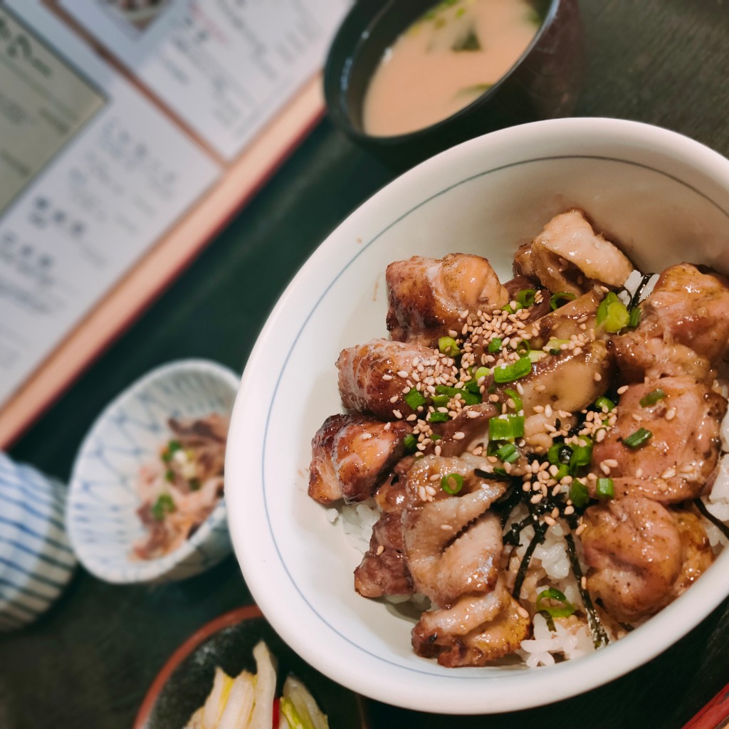 ユーザーが投稿した焼き鳥丼の写真 - 実際訪問したユーザーが直接撮影して投稿した富ヶ谷焼鳥備長炭火焼鳥 カドクラ商店 代々木公園店の写真