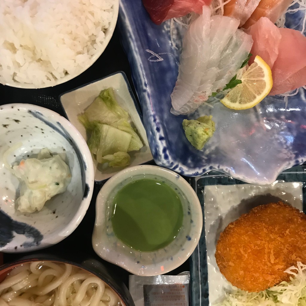 ユーザーが投稿したLunch刺身定食の写真 - 実際訪問したユーザーが直接撮影して投稿した西新宿居酒屋磯丸水産 西新宿1丁目3号店の写真