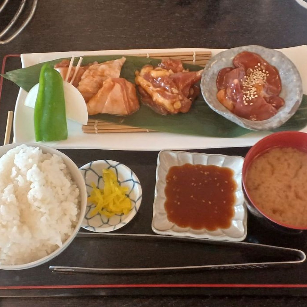 ユーザーが投稿した鳥焼き肉定食の写真 - 実際訪問したユーザーが直接撮影して投稿した津賀町定食屋わかKARAさつき温泉店の写真