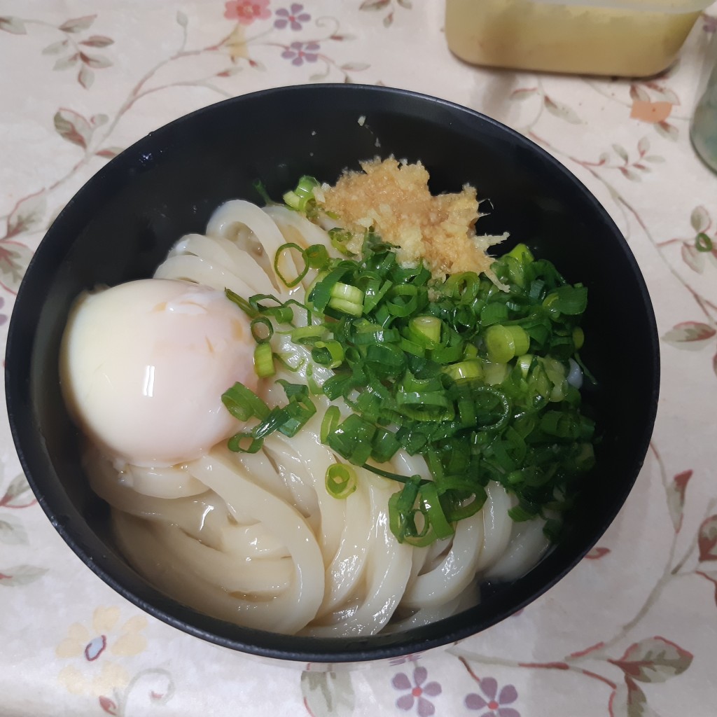 ユーザーが投稿した醤油うどん+温玉の写真 - 実際訪問したユーザーが直接撮影して投稿した高瀬町上麻うどん須崎食料品店の写真