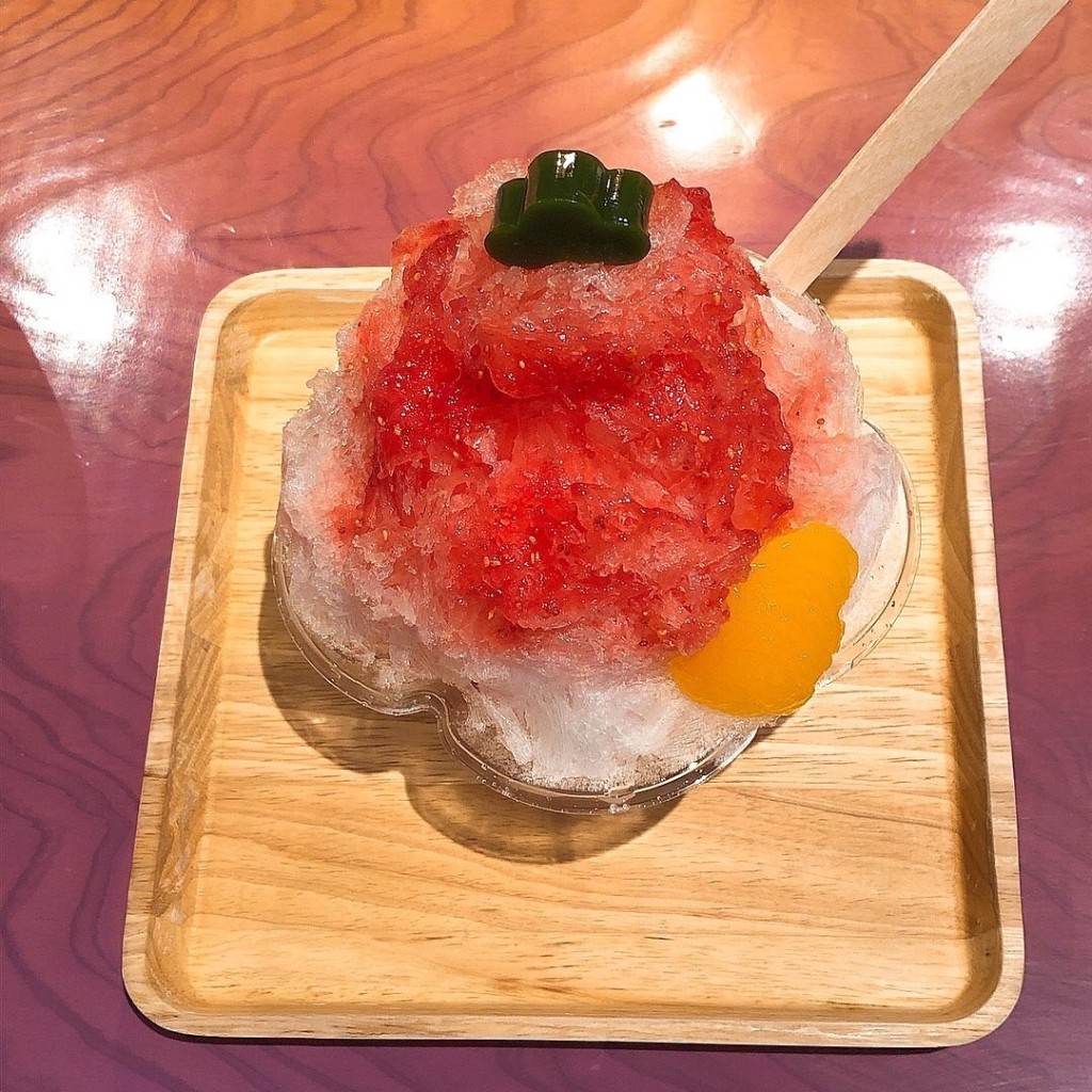 ユーザーが投稿した牛乳寒天と楽しむいちごかき氷の写真 - 実際訪問したユーザーが直接撮影して投稿した銀座和菓子MATSUZAKI SHOTEN(銀座 松崎煎餅 本店)の写真