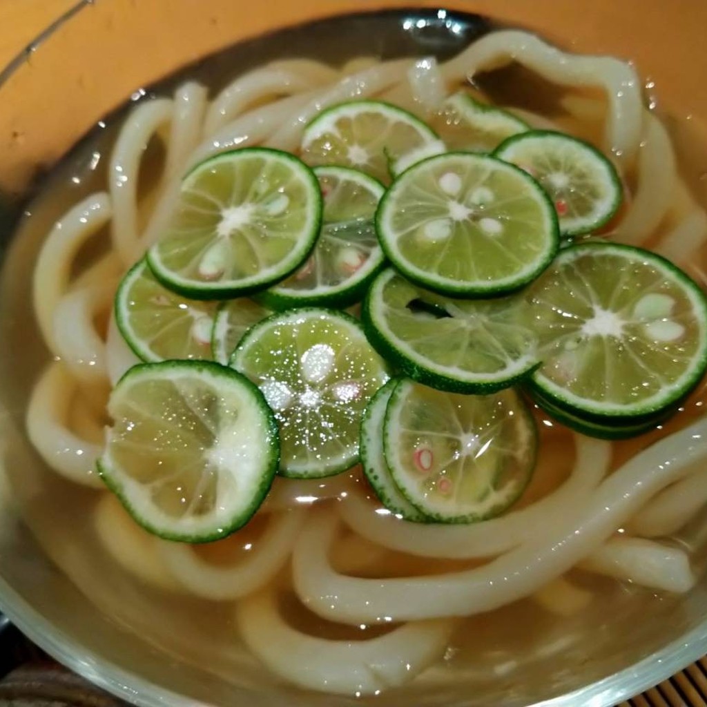 ユーザーが投稿した夏野菜とすだちひやひやうどんの写真 - 実際訪問したユーザーが直接撮影して投稿した南一条西うどん饂飩の四國 札幌シャンテ店の写真