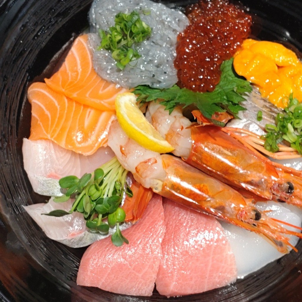 ユーザーが投稿した厳選海鮮丼の写真 - 実際訪問したユーザーが直接撮影して投稿した御成町魚介 / 海鮮料理しらす問屋山助 鎌倉本店の写真