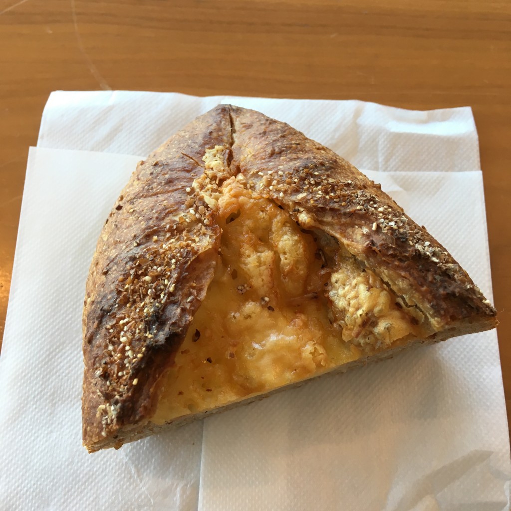 ユーザーが投稿したチーズのパンの写真 - 実際訪問したユーザーが直接撮影して投稿した富ヶ谷ベーカリールヴァン 富ヶ谷店の写真