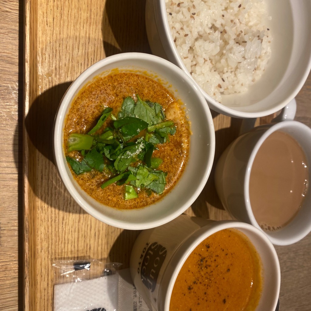 ユーザーが投稿したSPスープとスープのセット 温野菜とチーズのブラウンシチュー オマール海老のビスクの写真 - 実際訪問したユーザーが直接撮影して投稿した恵比寿南洋食スープストック東京 アトレ恵比寿店の写真