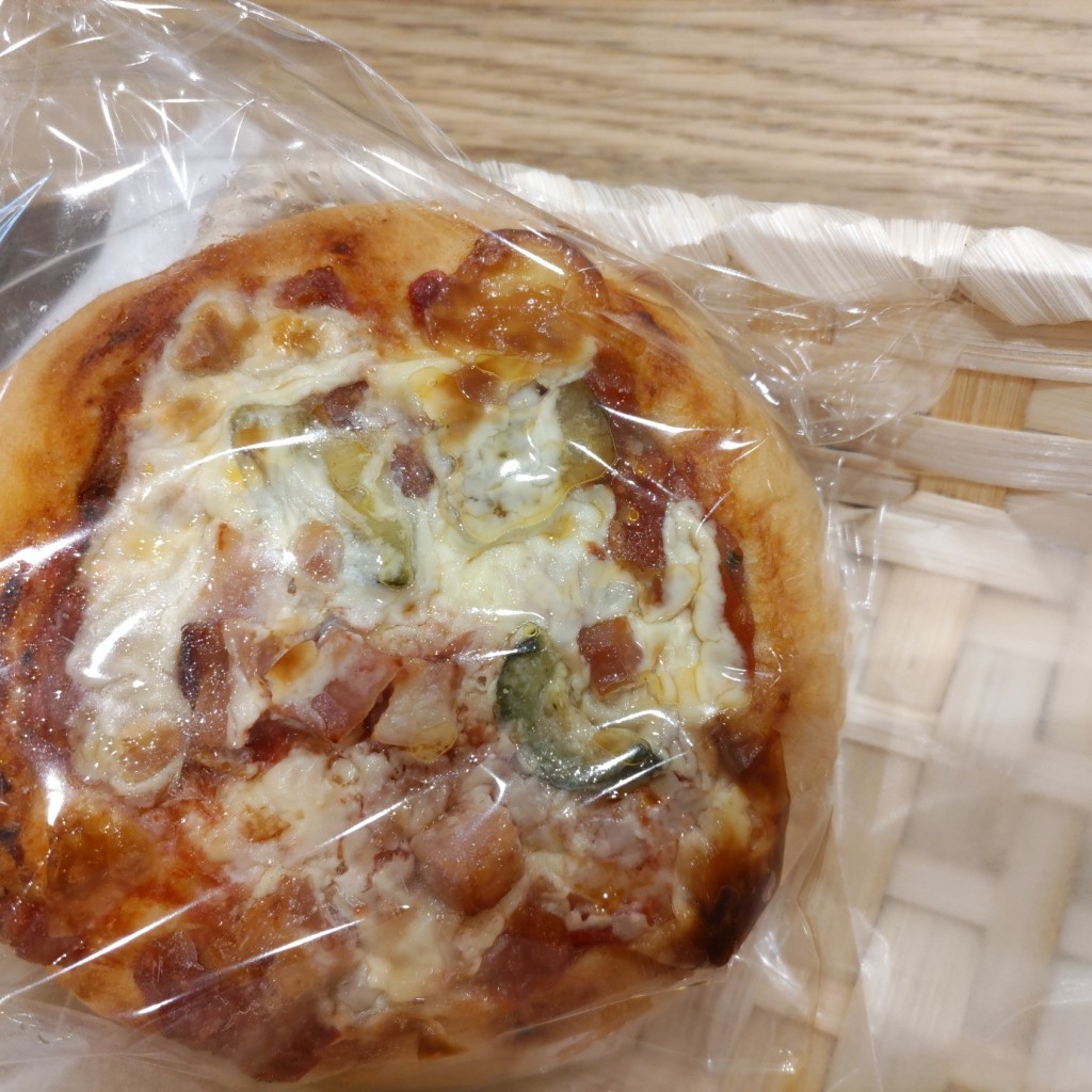 ユーザーが投稿した彩りピザパンの写真 - 実際訪問したユーザーが直接撮影して投稿した阿倍野筋ベーカリークックハウス あべのキューズモール店の写真