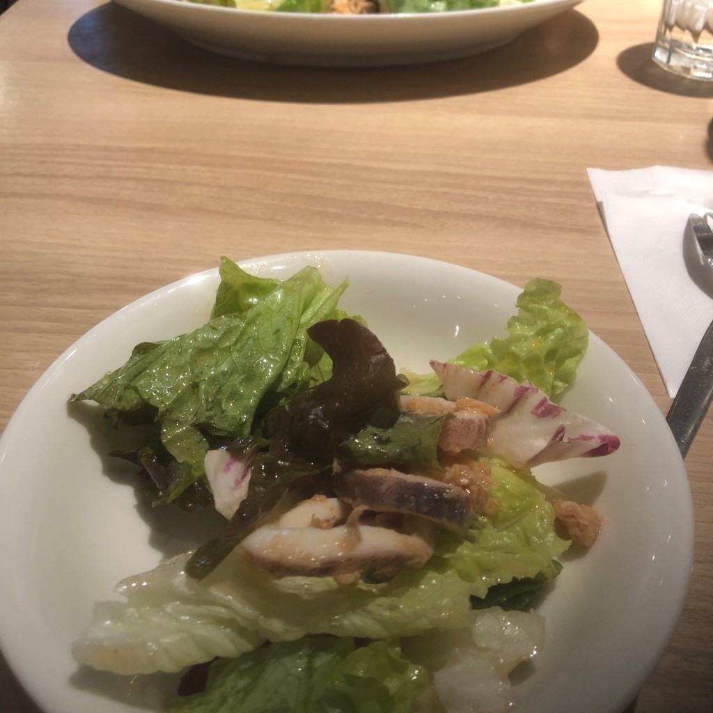 ユーザーが投稿したイカとツナのサラダの写真 - 実際訪問したユーザーが直接撮影して投稿した越名町イタリアンカプリチョーザ 佐野プレミアム・アウトレット店の写真
