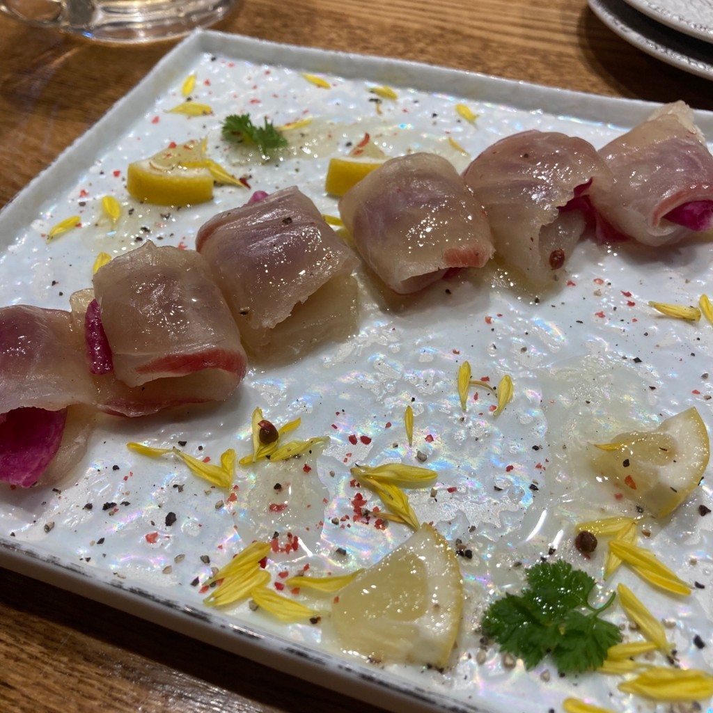 ユーザーが投稿した鯛の昆布締めカルパッチョの写真 - 実際訪問したユーザーが直接撮影して投稿した松島町焼鳥焼鳥 ワイン RICKYの写真