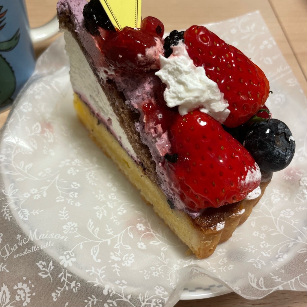 ユーザーが投稿したミックスベリーケーキの写真 - 実際訪問したユーザーが直接撮影して投稿した高島カフェラ・メゾン アンソレイユターブル ルミネ横浜店の写真