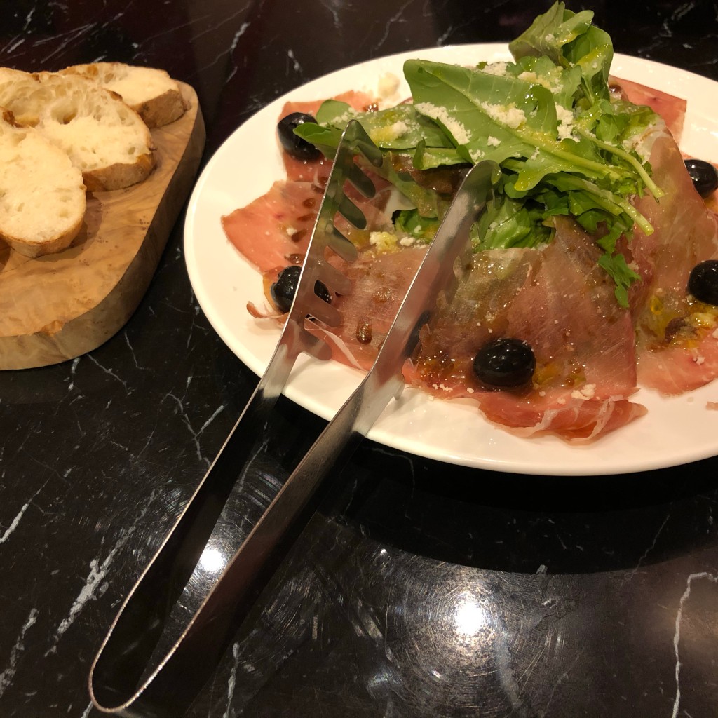 ユーザーが投稿した生ハムとルッコラのサラダの写真 - 実際訪問したユーザーが直接撮影して投稿した中央町イタリアンヴィアデッラキエーザの写真