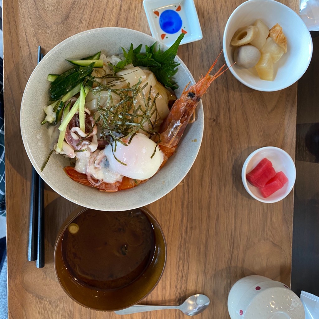 ユーザーが投稿したイカ丼えびたこ付き定食の写真 - 実際訪問したユーザーが直接撮影して投稿した豊場定食屋ナナハンの写真