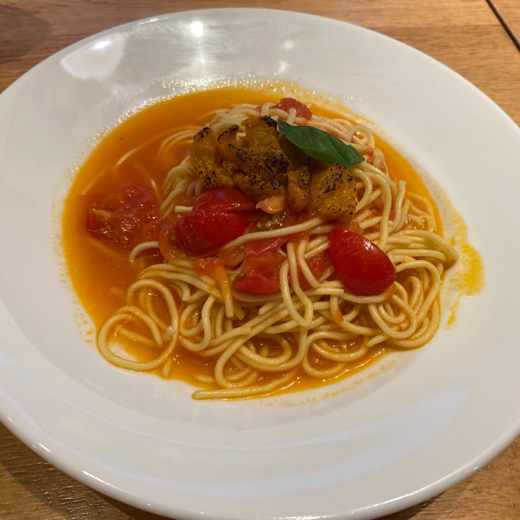 ユーザーが投稿した炙りウニとフレッシュトマトのバジル風味パスタの写真 - 実際訪問したユーザーが直接撮影して投稿した名駅イタリアンマーノ・マッジョ 名古屋店の写真