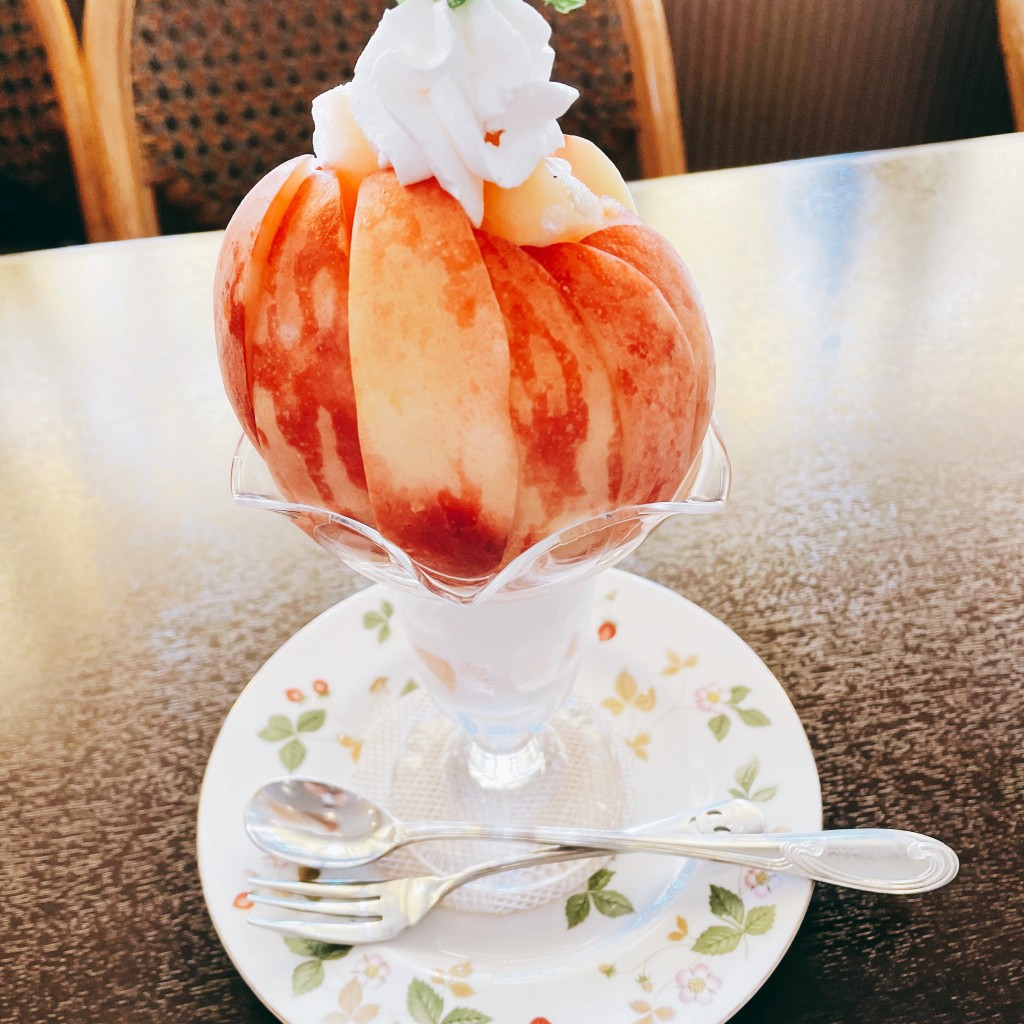 ユーザーが投稿した桃のパフェの写真 - 実際訪問したユーザーが直接撮影して投稿したくぬぎ山カフェいちごやさんのカフェテラス ひらおかの写真