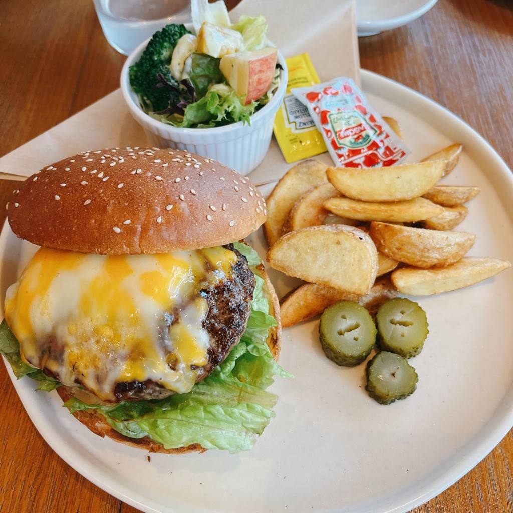 ユーザーが投稿したH BURGERの写真 - 実際訪問したユーザーが直接撮影して投稿した豊洲カフェロイヤル ガーデン カフェ&タバーンの写真