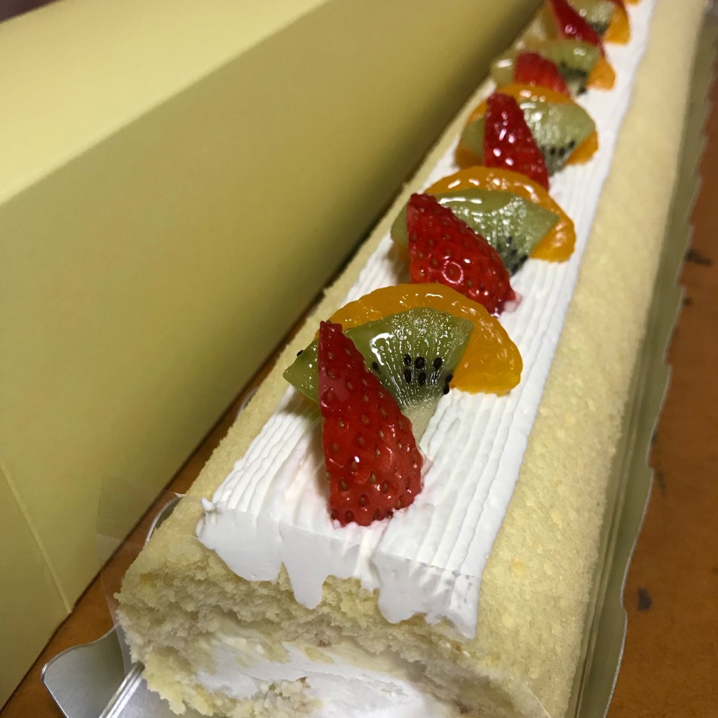 ユーザーが投稿した長すぎるロールケーキの写真 - 実際訪問したユーザーが直接撮影して投稿した朝日町ケーキ洋菓子工房 Tin-Ker Bell 安城店の写真