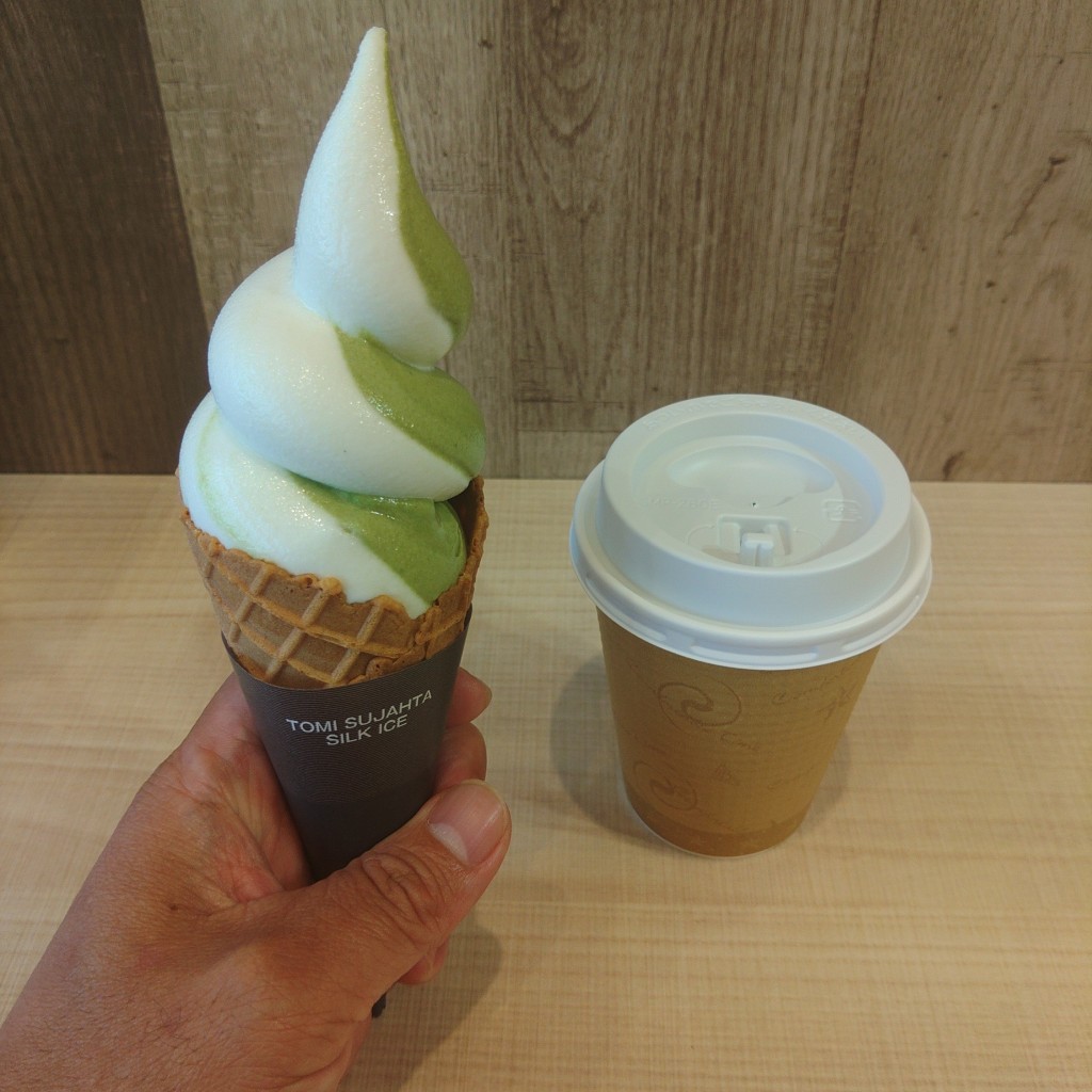 ユーザーが投稿したミルク抹茶ミックスコーンの写真 - 実際訪問したユーザーが直接撮影して投稿した朝日が丘アイスクリームMOUMOU Cafeの写真