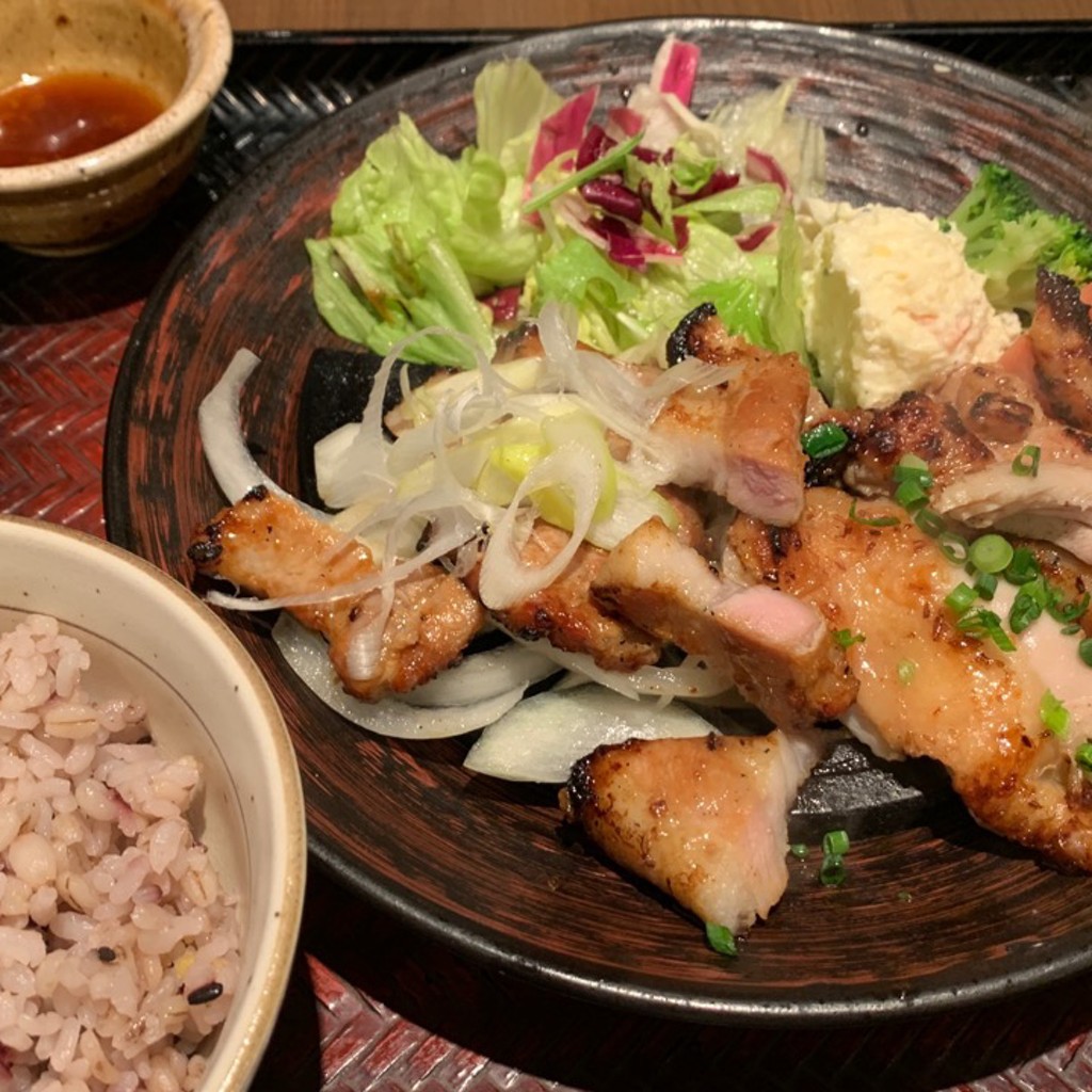 ユーザーが投稿した四元豚の醤油麹漬けとチキンの炭火焼き定食の写真 - 実際訪問したユーザーが直接撮影して投稿した丸の内定食屋大戸屋 丸の内新東京ビル店の写真