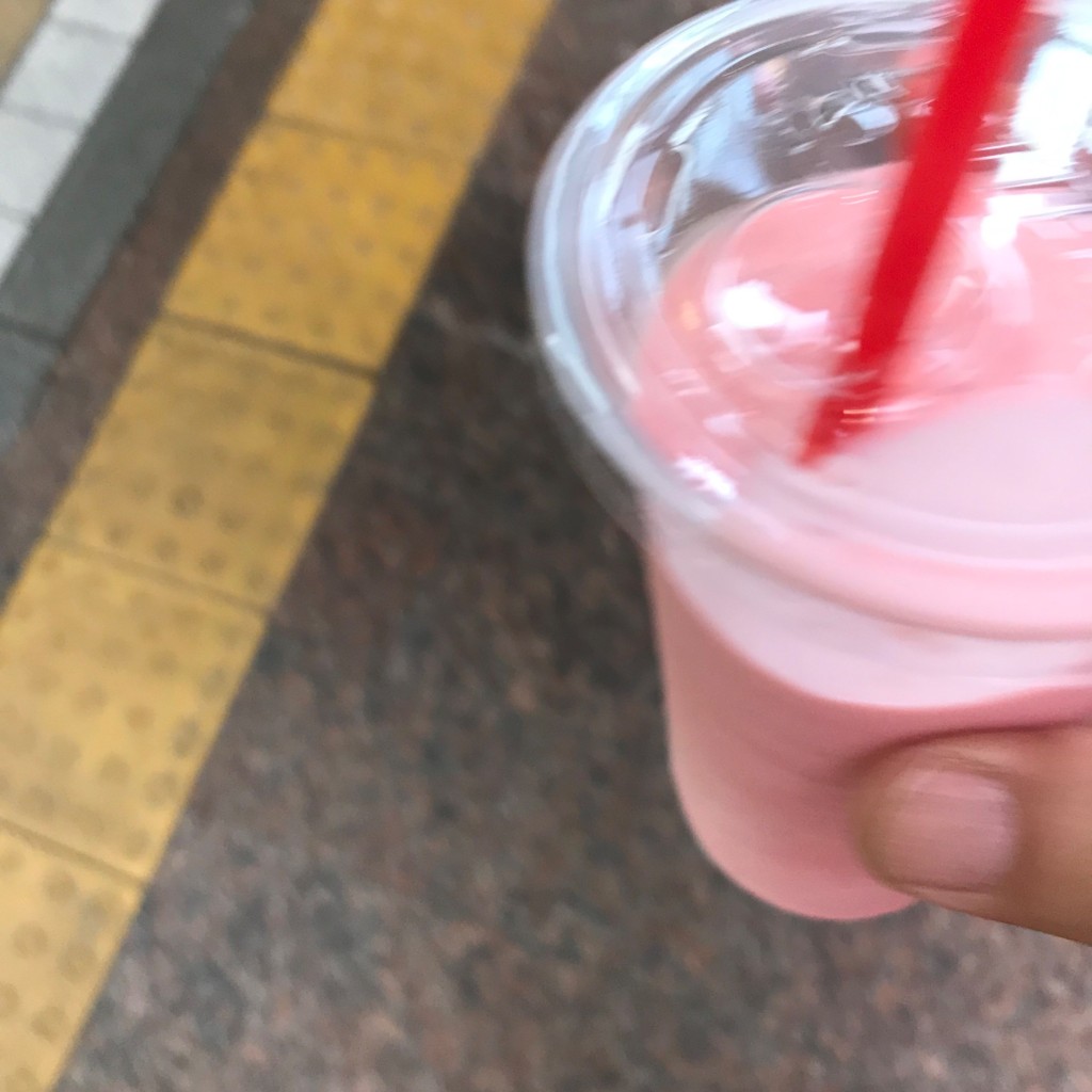 ユーザーが投稿したシェーキイチゴミルク風味の写真 - 実際訪問したユーザーが直接撮影して投稿した天神ファーストフードロッテリア 福岡新天町の写真