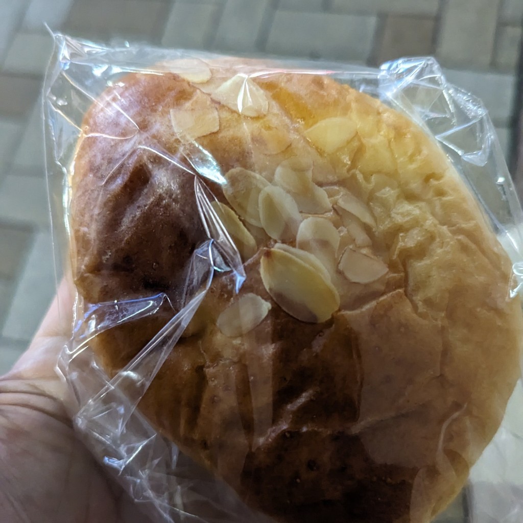 ユーザーが投稿した自家製濃厚 クリームパンの写真 - 実際訪問したユーザーが直接撮影して投稿した上田ベーカリーパン匠ともの写真