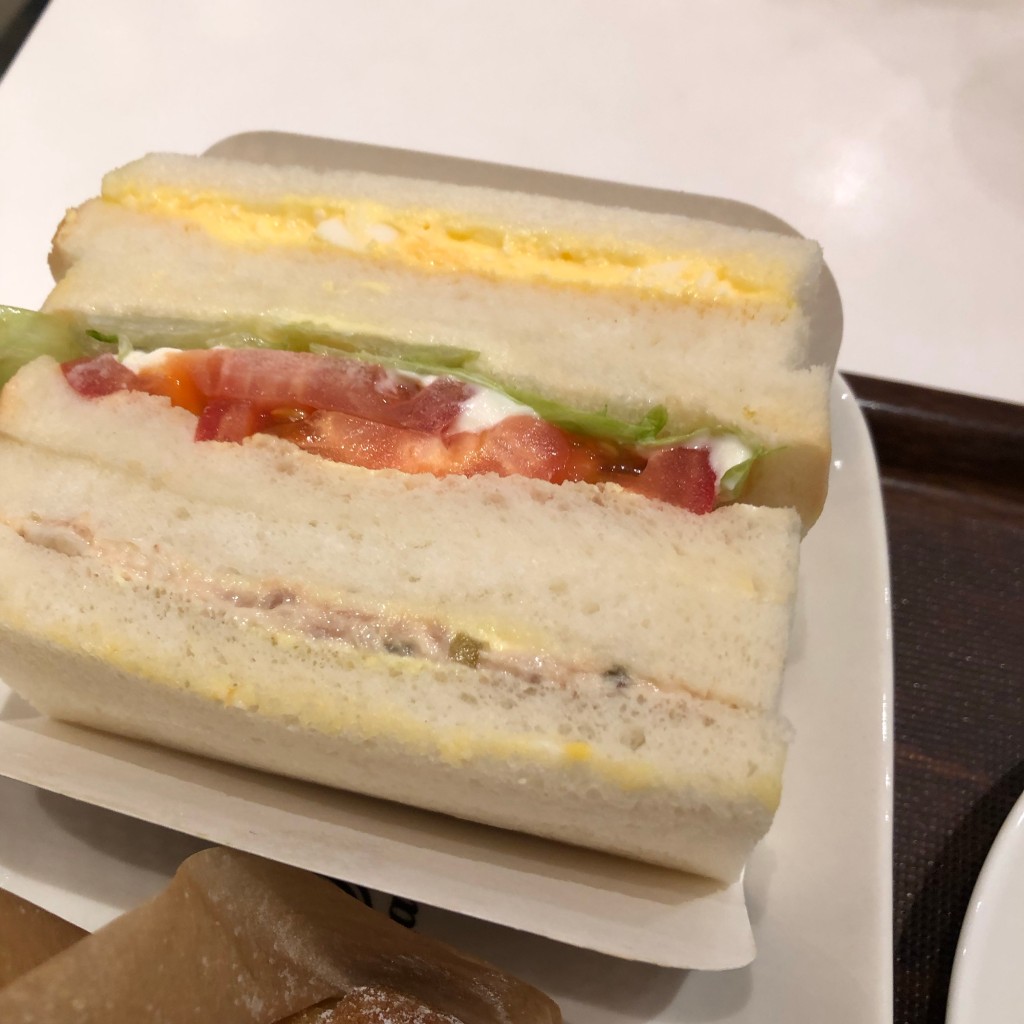 ユーザーが投稿した三色サンド エッグ・トマト・ツナの写真 - 実際訪問したユーザーが直接撮影して投稿した北三条西ベーカリーデリフランス 札幌店の写真