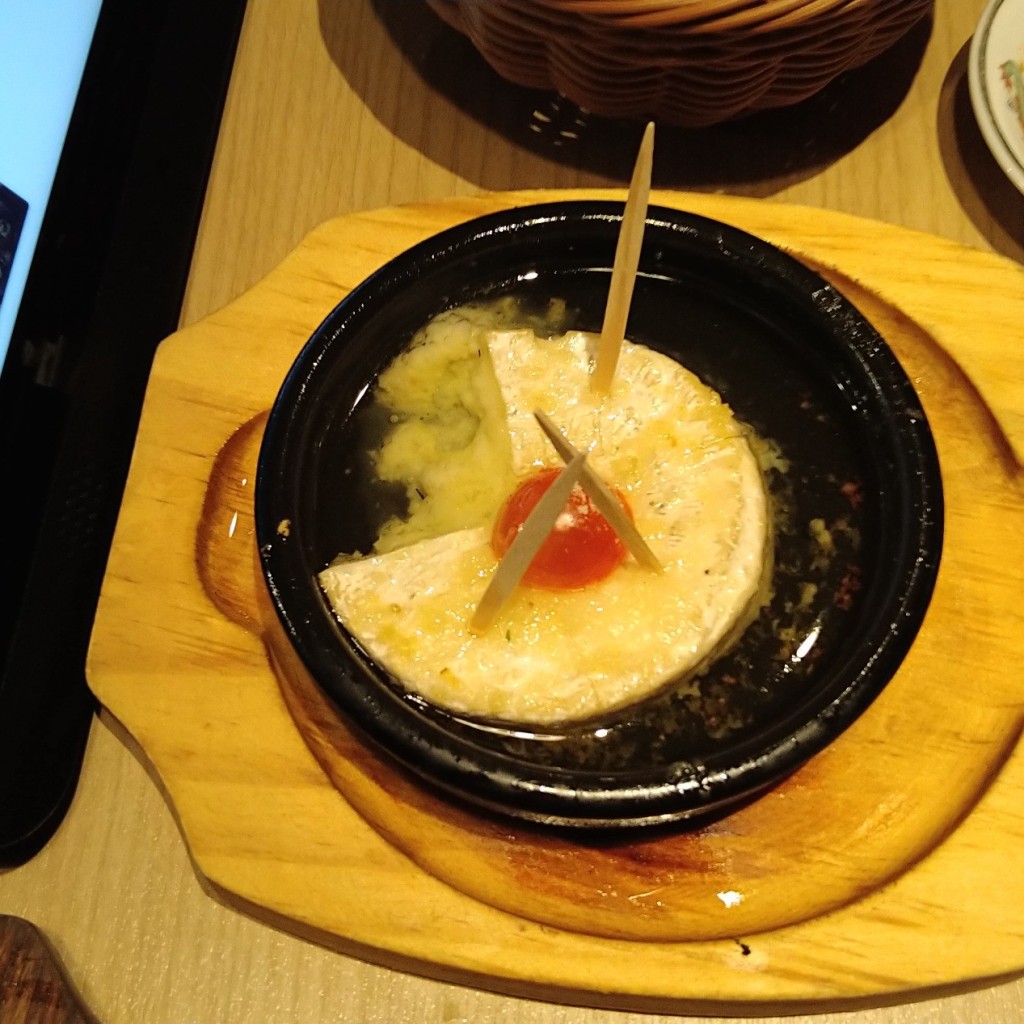 ユーザーが投稿したカマンベールチーズアヒージョの写真 - 実際訪問したユーザーが直接撮影して投稿した大深町居酒屋日本酒バル さわらの写真