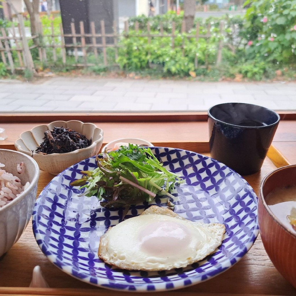 ユーザーが投稿した目玉焼き定食の写真 - 実際訪問したユーザーが直接撮影して投稿した小町定食屋朝食屋 COBAKABAの写真