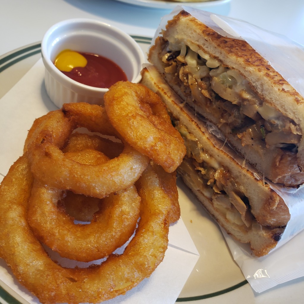 ユーザーが投稿したPhillycheesesandフィリーチーズステーキサンド+Onionringsetオニオンリングセットの写真 - 実際訪問したユーザーが直接撮影して投稿した山田サンドイッチザ ブロス サンドイッチ スタンドの写真