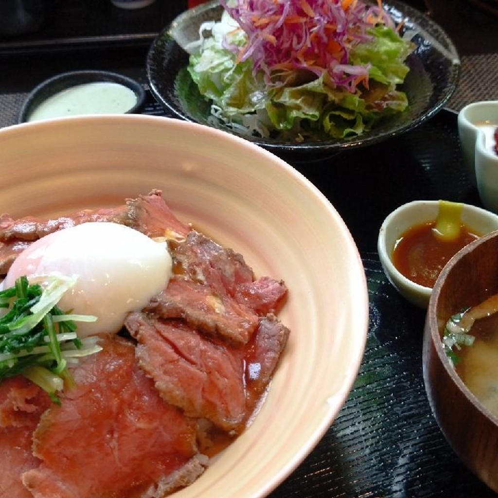 ユーザーが投稿した自家製ローストビーフ丼•温玉のせの写真 - 実際訪問したユーザーが直接撮影して投稿したみはらしの丘カフェヨスガ カフェの写真