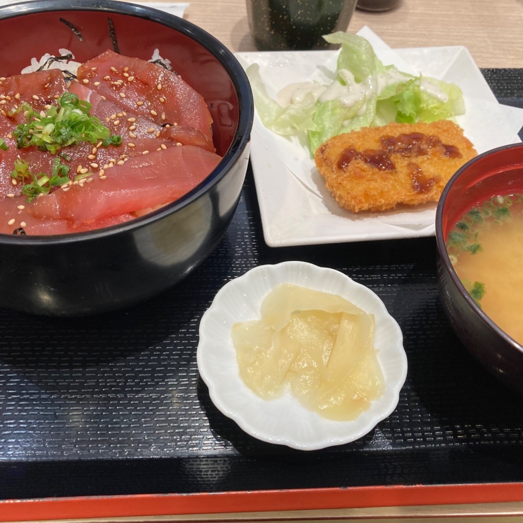 ユーザーが投稿したまぐろ漬け丼(メンチ)の写真 - 実際訪問したユーザーが直接撮影して投稿した島崎町魚介 / 海鮮料理清水港 海岸食堂 バンノウ水産の写真