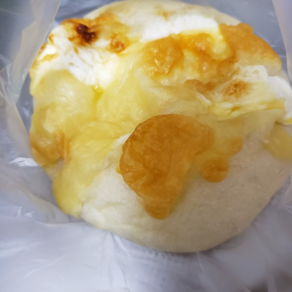 ユーザーが投稿したチーズフォンデュ塩パンの写真 - 実際訪問したユーザーが直接撮影して投稿した栄町ベーカリーパン焼処 ブンブンPlusの写真