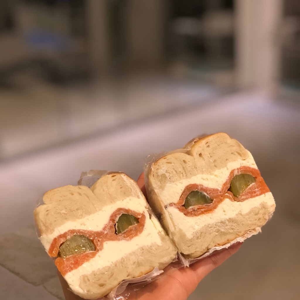 ユーザーが投稿したスモークサーモンクリームチーズサンドベーグルの写真 - 実際訪問したユーザーが直接撮影して投稿した幡ヶ谷ベーグルFUJI BAGELの写真