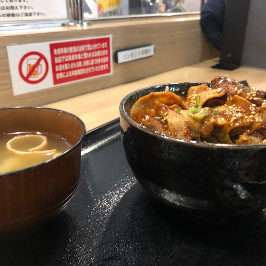 ユーザーが投稿したにんにくホルモン丼 中盛の写真 - 実際訪問したユーザーが直接撮影して投稿した東川崎町丼もの神戸牛衛門 イオンスタイルUmie店 肉とステーキ専門の写真