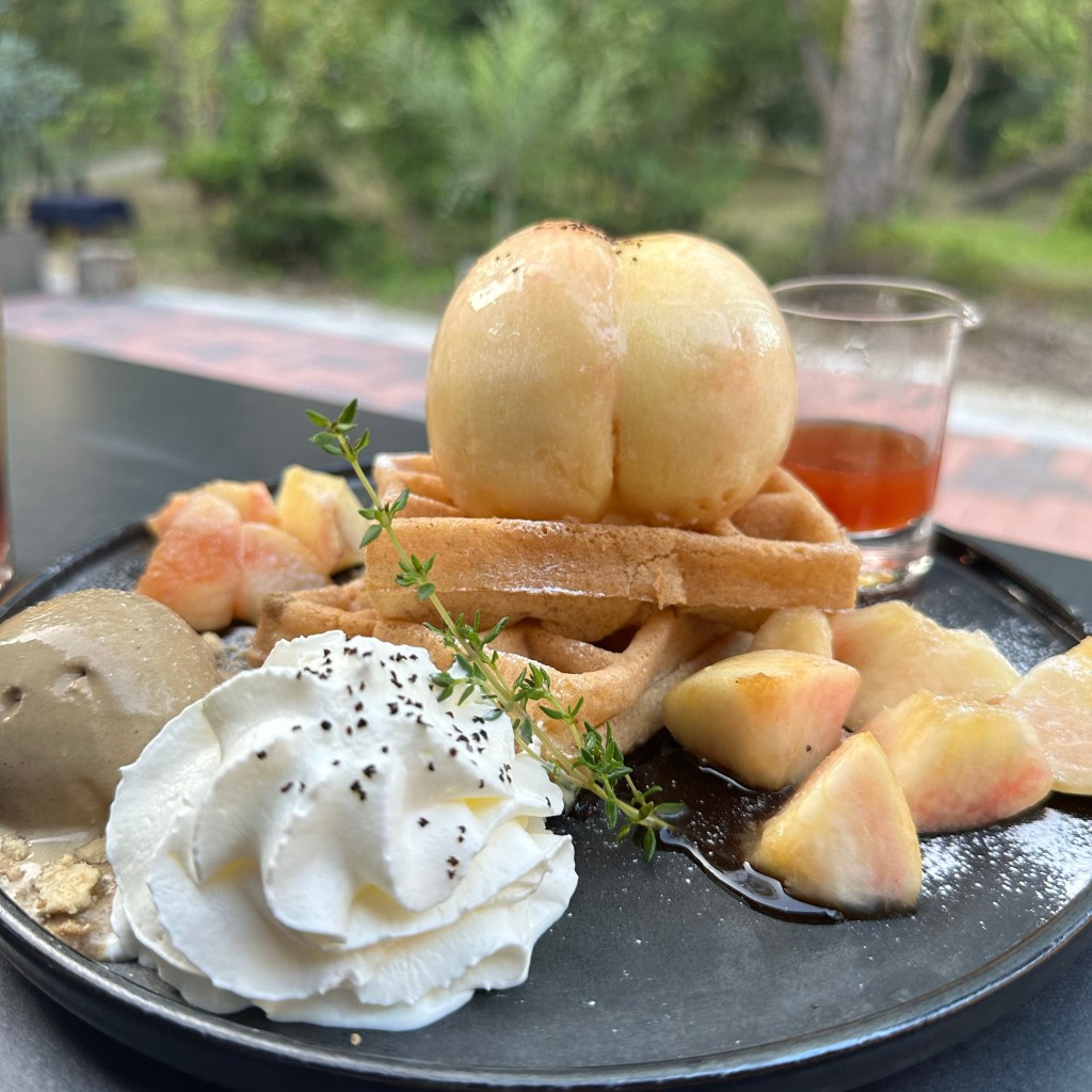 ユーザーが投稿した桃とアールグレイのワッフルプレートの写真 - 実際訪問したユーザーが直接撮影して投稿した鶴舞カフェTripot cafe the PARK Tsurumaiの写真