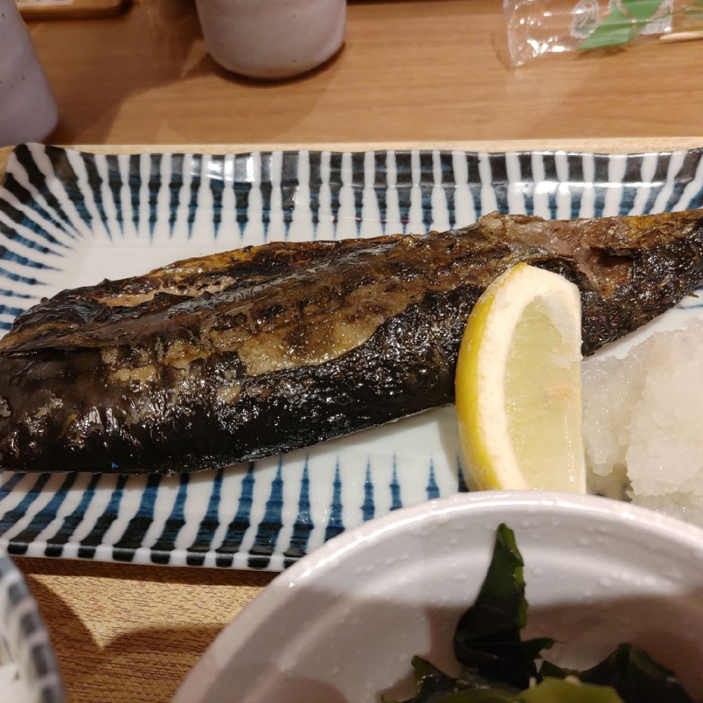 ユーザーが投稿したさば塩焼きまぐろ刺身定食の写真 - 実際訪問したユーザーが直接撮影して投稿した市谷八幡町居酒屋大衆食堂 安べゑ 市ヶ谷店の写真