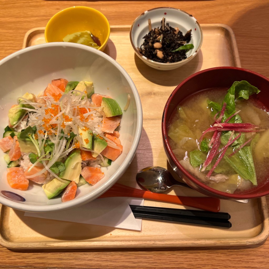 ユーザーが投稿した炙りサーモンのアボカドごはんの写真 - 実際訪問したユーザーが直接撮影して投稿した新宿定食屋マルモキッチン ルミネエスト新宿店の写真