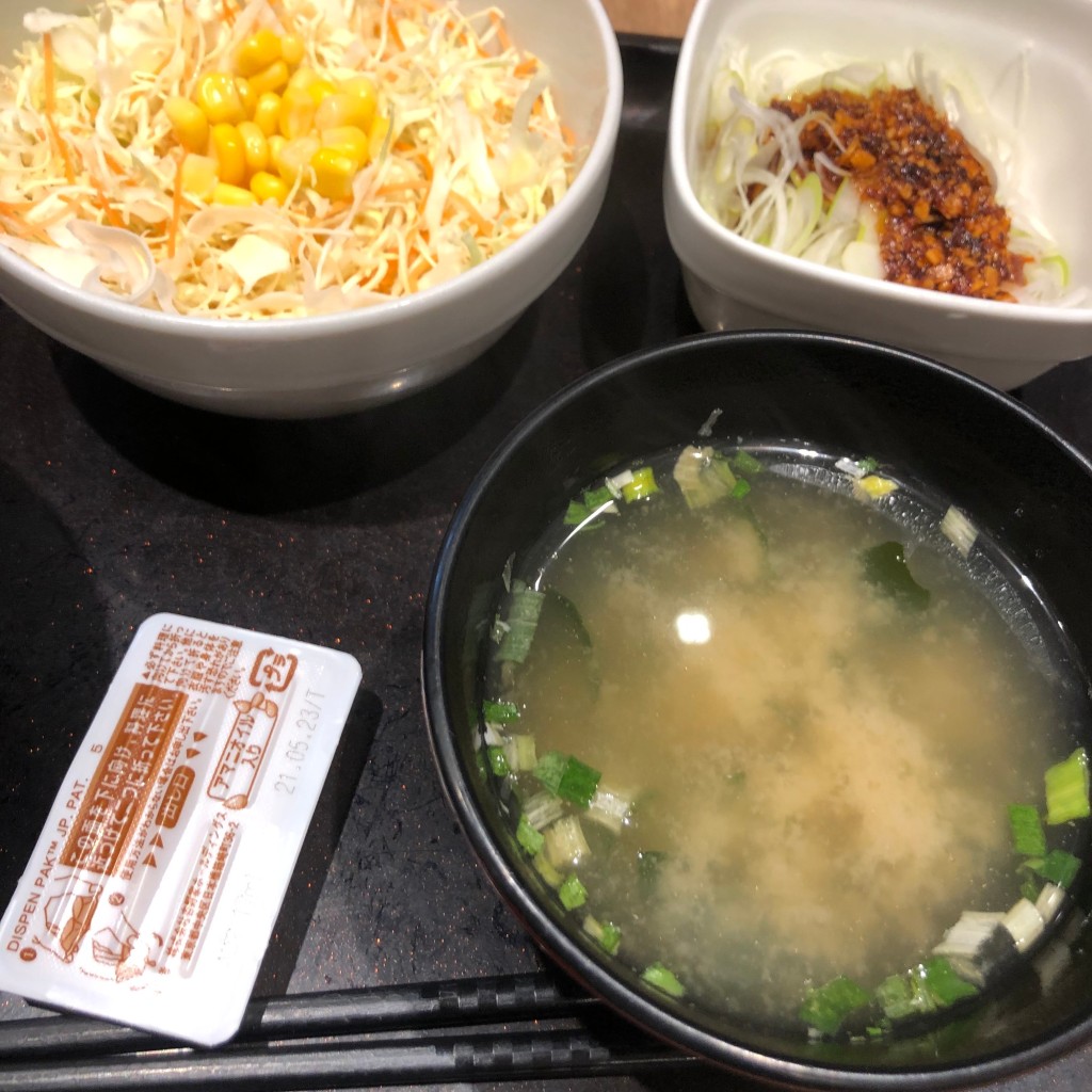 ユーザーが投稿したAサラダ・味噌汁セットの写真 - 実際訪問したユーザーが直接撮影して投稿した白金牛丼吉野家 那の川店の写真