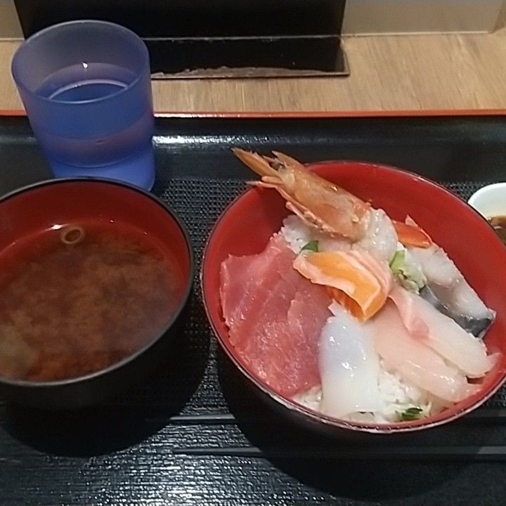 ユーザーが投稿した魚介7種の海鮮丼の写真 - 実際訪問したユーザーが直接撮影して投稿した梅田魚介 / 海鮮料理海鮮丼の駅前 阪神梅田店の写真