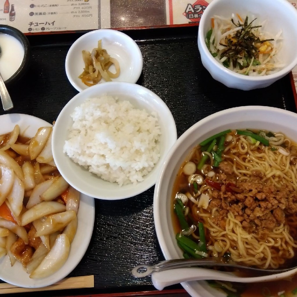 ユーザーが投稿した日替わりランチ(ニラレバ、豚骨ラーメン、サラダ、ご飯、漬け物、コロッケ、杏仁豆腐)の写真 - 実際訪問したユーザーが直接撮影して投稿した中旭が丘中華料理中華食彩 渓泉 鈴鹿店の写真