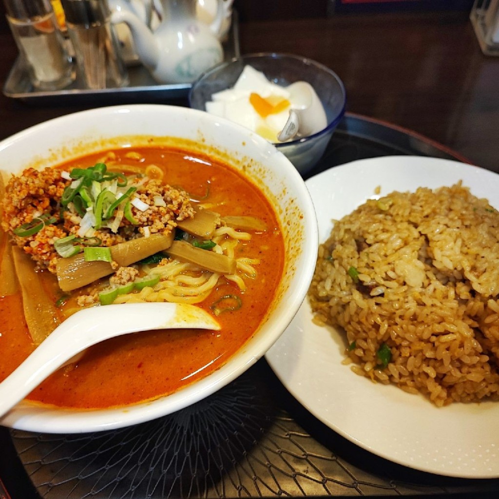 ユーザーが投稿した坦々麺セットの写真 - 実際訪問したユーザーが直接撮影して投稿した芝田中華料理梅蘭 阪急三番街店の写真