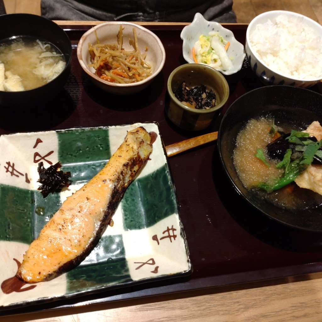 ユーザーが投稿したD2焼魚と豆腐の写真 - 実際訪問したユーザーが直接撮影して投稿した難波中定食屋寅福 なんばパークス店の写真