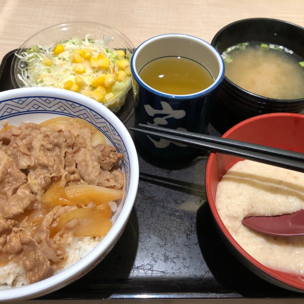 ユーザーが投稿した牛丼並 とろろ サラダ味噌汁セットの写真 - 実際訪問したユーザーが直接撮影して投稿した恵比寿西牛丼吉野家 恵比寿駅前店の写真