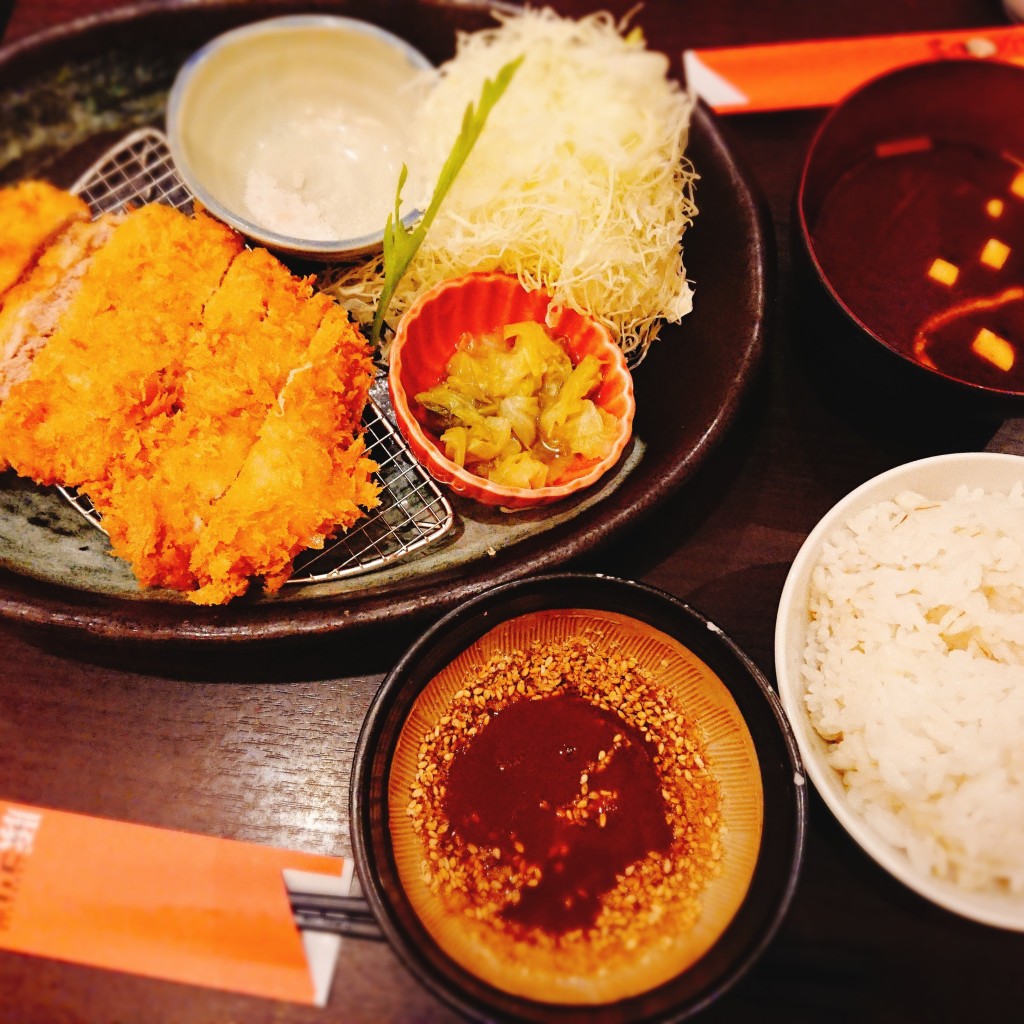 ユーザーが投稿したロースカツ定食の写真 - 実際訪問したユーザーが直接撮影して投稿した松ケ枝町とんかつとんかつ 豚ゴリラ 新京極六角店の写真