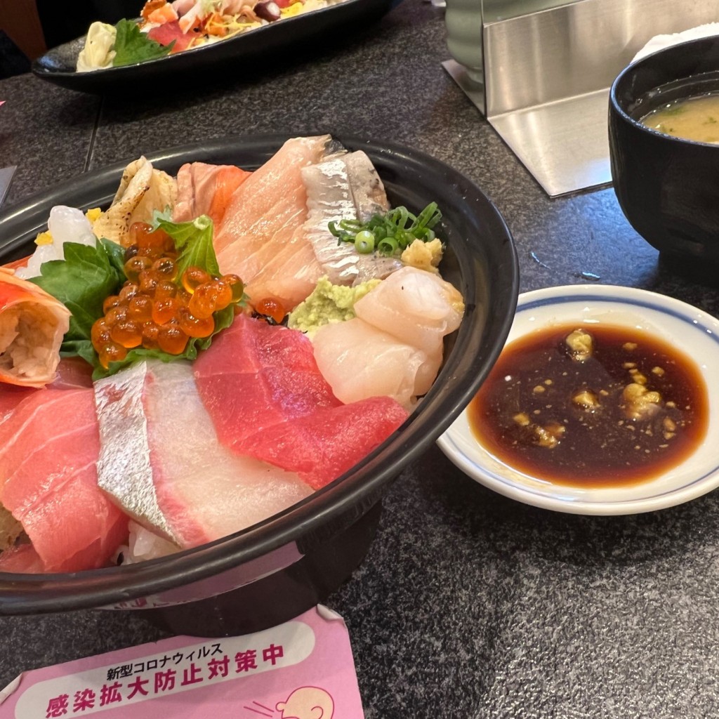 ユーザーが投稿した海鮮ちらし丼の写真 - 実際訪問したユーザーが直接撮影して投稿した大久保寿司すしざんまい 東新宿店の写真