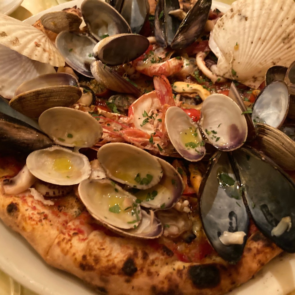 ユーザーが投稿した海鮮ピザの写真 - 実際訪問したユーザーが直接撮影して投稿した築地イタリアン築地トゥットベーネの写真