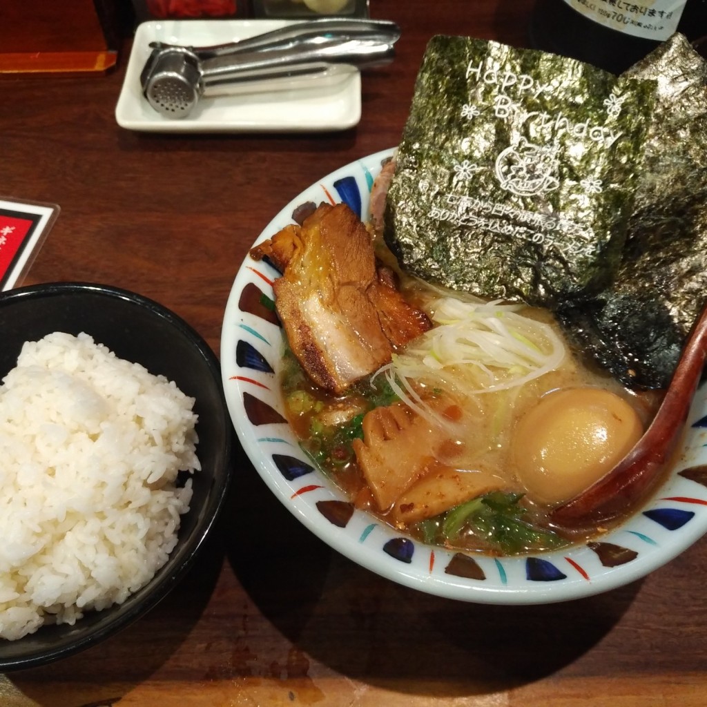 ユーザーが投稿した七志ラーメン(全部のせ)の写真 - 実際訪問したユーザーが直接撮影して投稿した上大岡西ラーメン専門店七志 上大岡店の写真