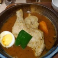 骨付きチキンのスープカレー - 実際訪問したユーザーが直接撮影して投稿した西新宿カレーカレー食堂 心 西新宿店の写真のメニュー情報