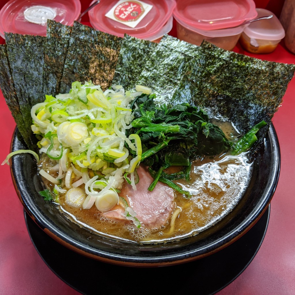 ユーザーが投稿したラーメン(海苔・薬味ネギ)の写真 - 実際訪問したユーザーが直接撮影して投稿した西神奈川ラーメン専門店家系ラーメン とらきち家の写真