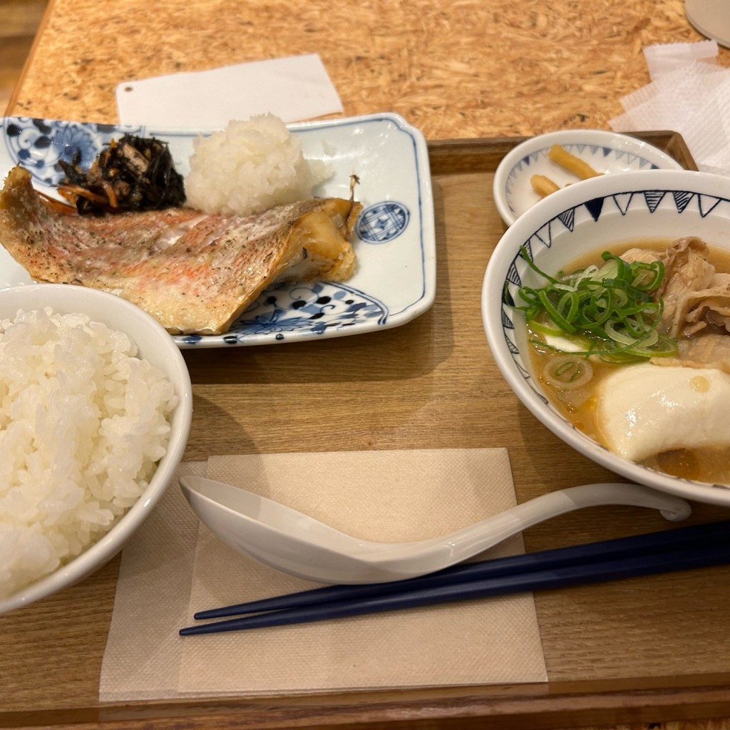 ユーザーが投稿した焼魚の豆とん定食(赤魚)の写真 - 実際訪問したユーザーが直接撮影して投稿した大手町定食屋ごちとん OOTEMORI店の写真